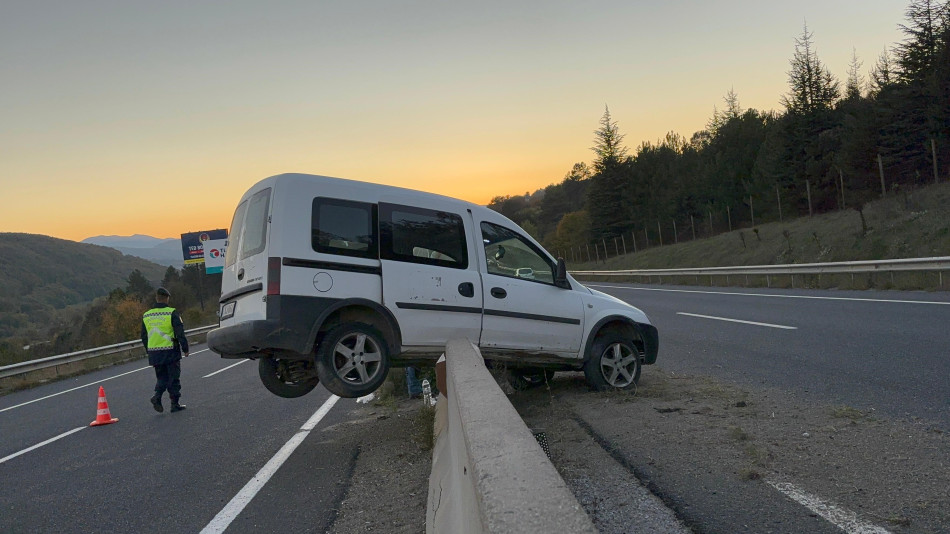 Feci kaza.Beton Bariyere saplandı 