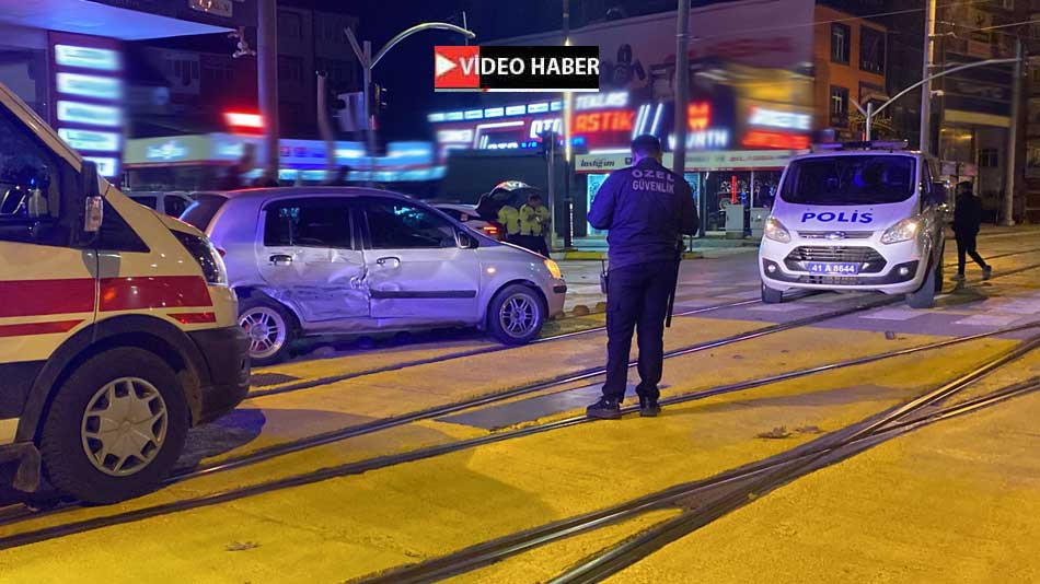 İzmit'te iki araç çarpıştı. Ekipler zamanla yarıştı