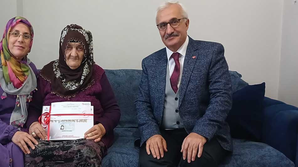 Kaymakam Özyiğit, Cumhuriyetle yaşıt Gebzeli Kıymet nineyi unutmadı