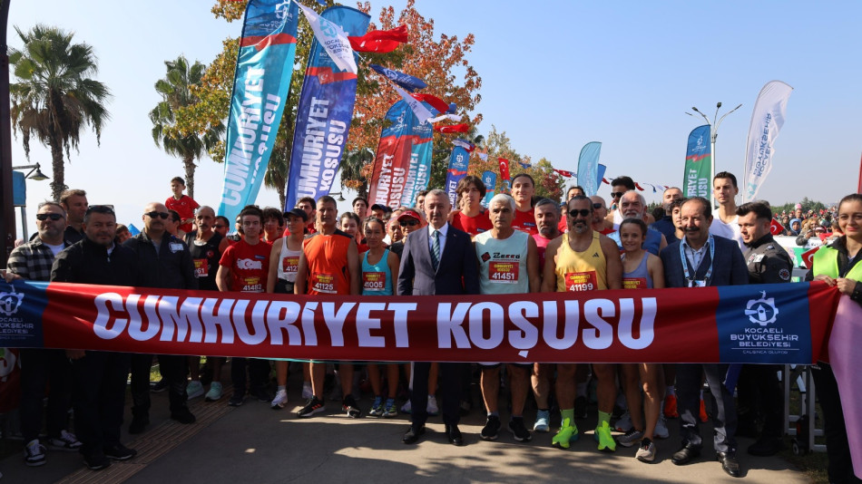 Kocaeli  tek yürek oldu. ‘Cumhuriyet’ aşkıyla koştu