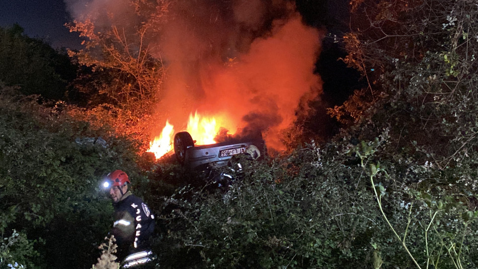 Kocaeli’de feci kaza. Takla atan araç topuna döndü