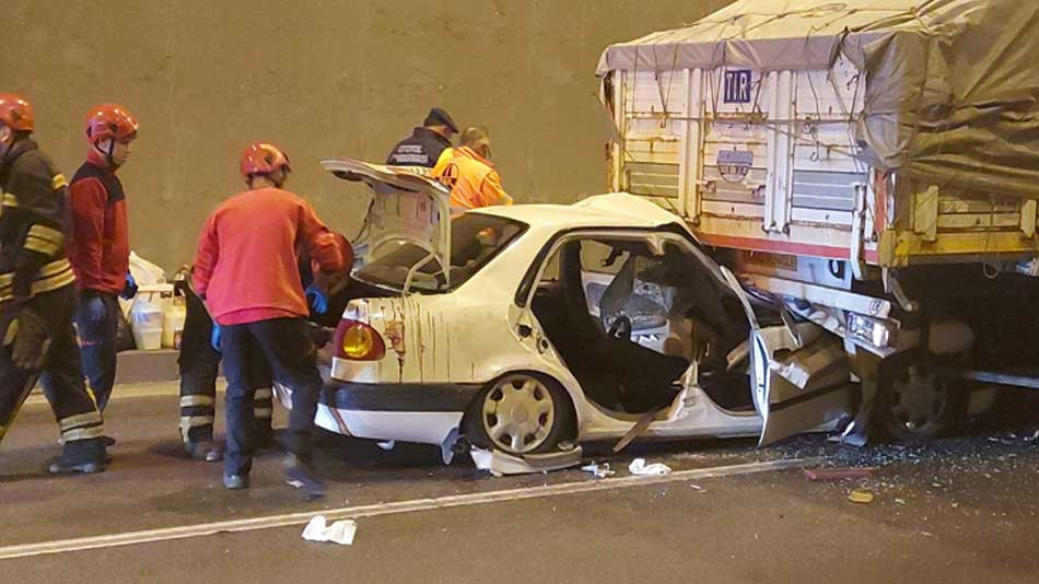 Kocaeli'de korkunç kaza. Tırın altına girdiler