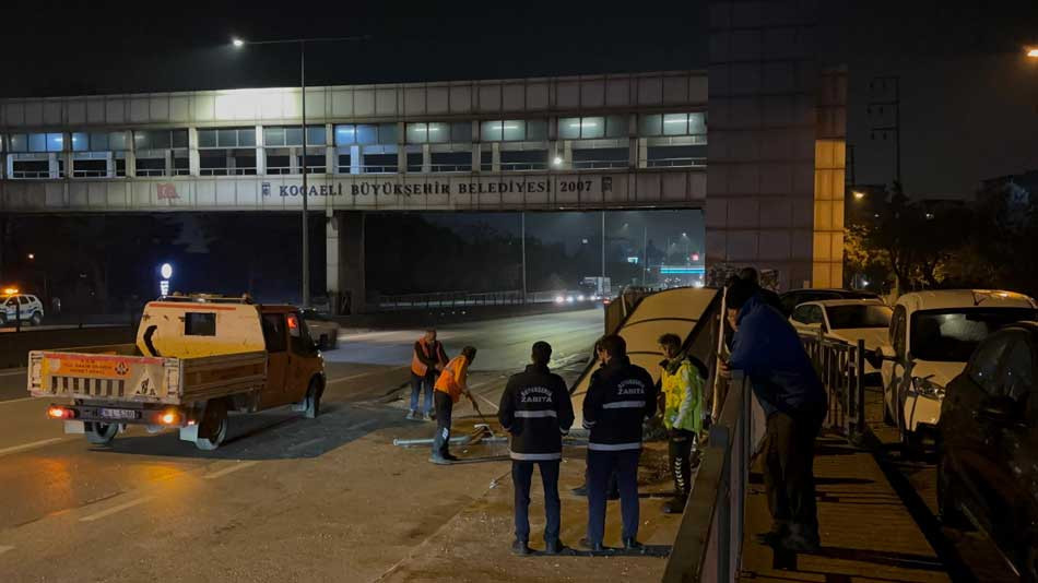 Kocaeli'de şok. Kontrolden çıkan araç durağa daldı