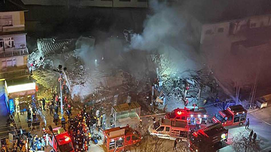 Konya'da bina çöktü. Enkazda kalanlar var