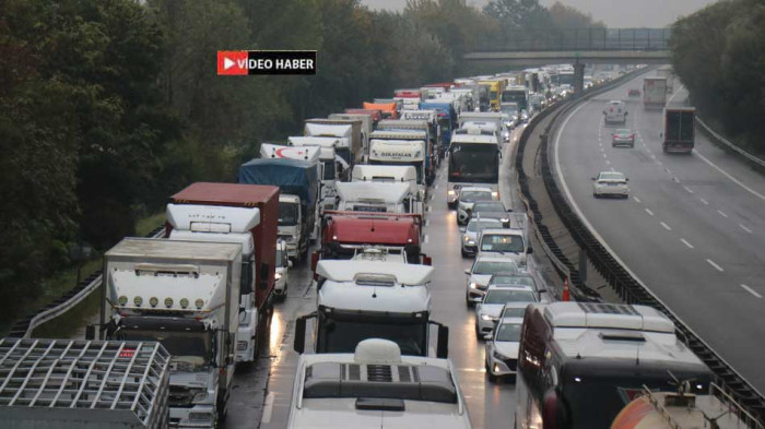 Tır ile otobüs çarpıştı. Trafik kilitlendi