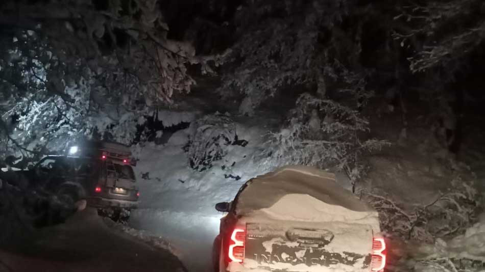 Yollar kapandı. Araçlarıyla mahsur kaldılar