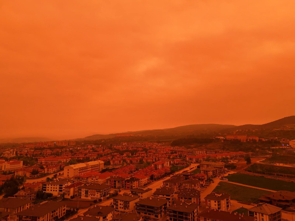 Afrika’dan gelen toz nedeniyle kent kırmızıya boyandı