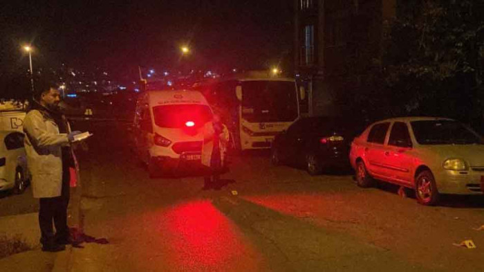 Kocaeli'de motosikletli saldırganların binayı kurşunlama anı kamerada